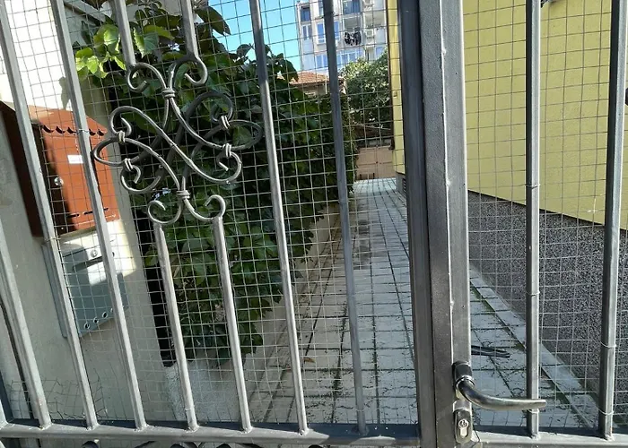 Apartament 007 с градинка